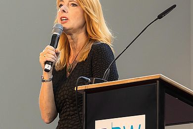 Frau Palzer, Moderatorin vom ARD-Hauptstadtstudio